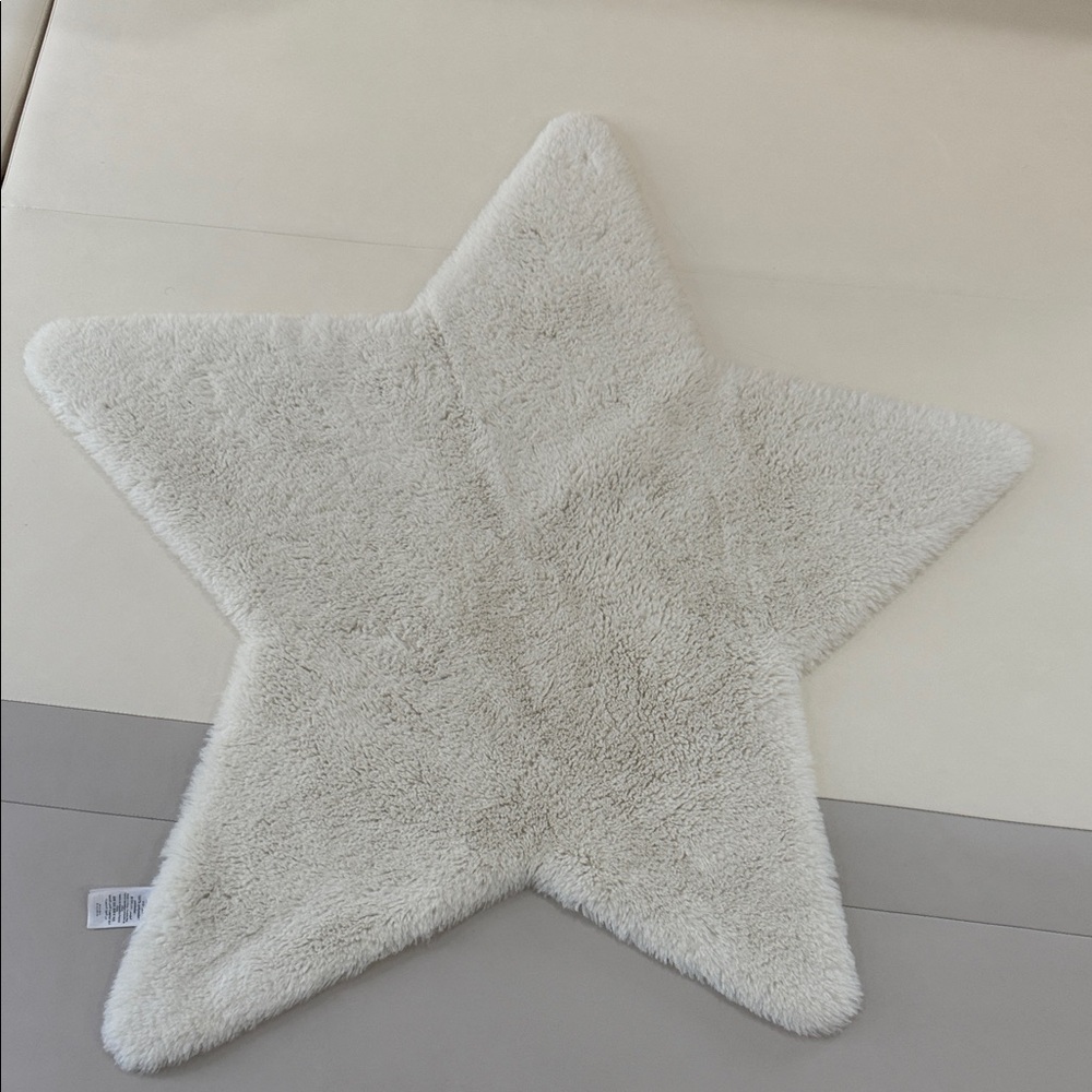 Pottery Barn Teen Star-Shaped Plush Bath Mat - Cream